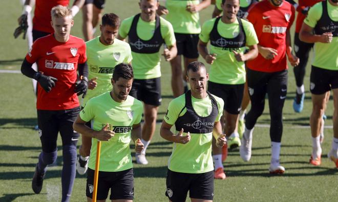 Buenacasa y Adrián, en primer plano, delante del grupo en un entrenamiento (Foto: LaLiga).