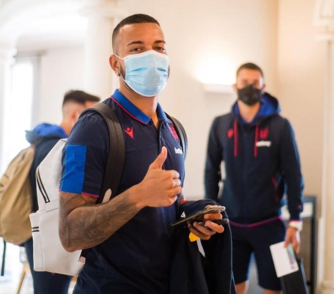 Vezo saluda a la llegada al hotel en La Nucía. (Foto: Levante UD)