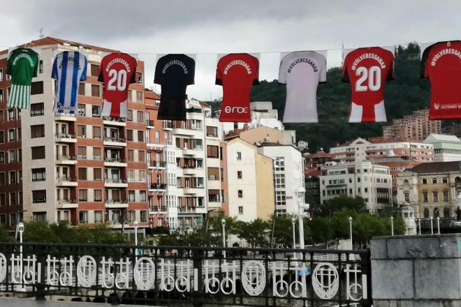 El '20' de Aritz Aduriz destaca en las camisetas del Puente del Arenal en Bilbao (Foto: DMQ Bizkaia).