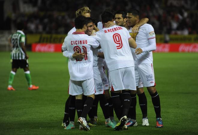 El Sevilla celebra un gol en el derbi del 5-1. (Kiko Hurtado)