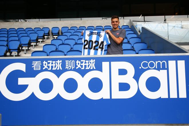 Andoni Gorosabel posa en el Reale Arena con la camiseta hasta 2024 (Foto: Real Sociedad).