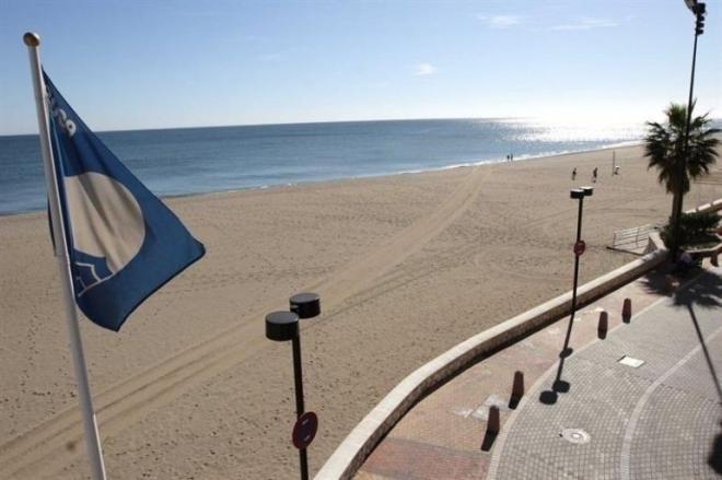Una playa malagueña con bandera azul.
