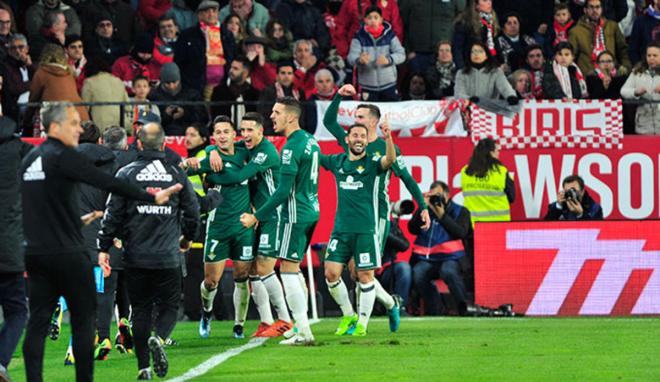 Durmisi celebra su gol en el derbi (Foto: Kiko Hurtado).