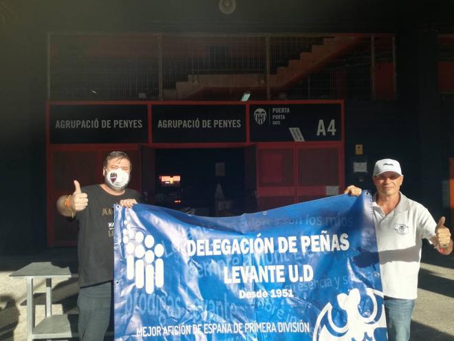 Peñistas del Levante UD acceden a Mestalla