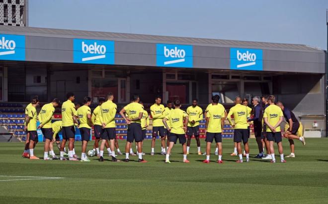 Quique Setién dialoga con sus jugadores en el entrenamiento del Barcelona (Foto: FCB).