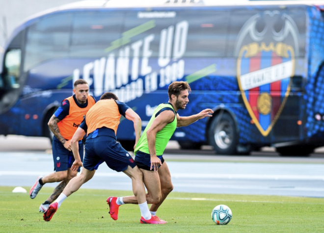 Lance en en el entrenamiento entre los jugadores del Levante.