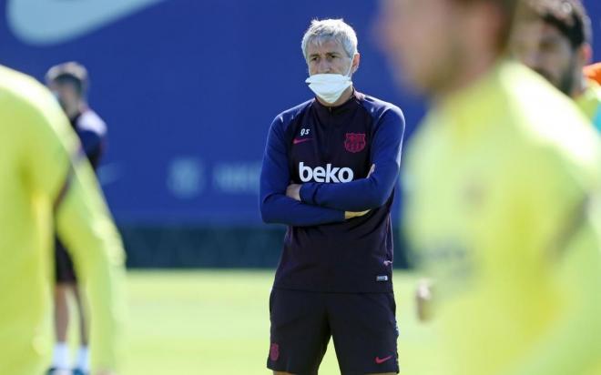 Quique Setién, durante un entrenamiento del Barça  (Foto: FCB).