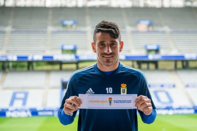 Saúl Berjón posa con el brazalete especial del Oviedo (Foto: Real Oviedo).