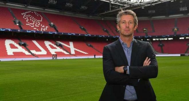 Edwin van der Sar, director deportivo del Ajax, va asumiendo la marcha de Van de Beek. 