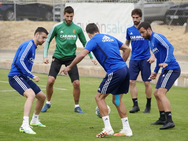 Pereira en un rondo en el entrenamiento del Real Zaragoza (Foto: Tino Gil/Real Zaragoza).
