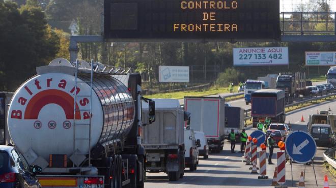 Vista del tráfico en la frontera entre Galicia y Portugal. Las cuatro provincias gallegas pasan de fase (Foto: EFE).