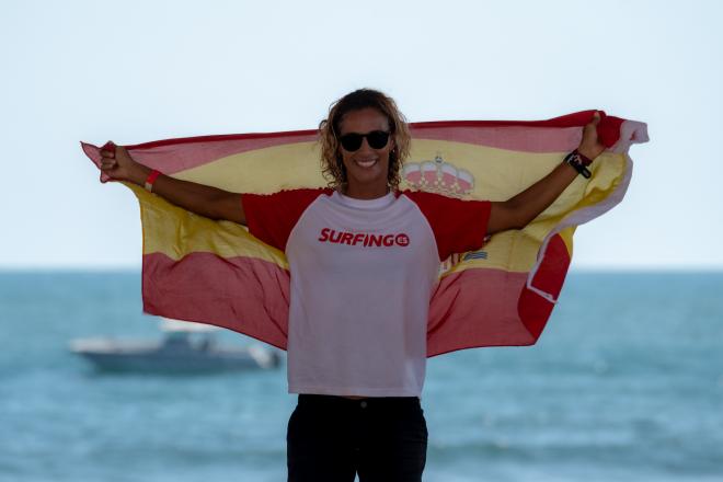 Iballa Ruano celebra un primer puesto con la bandera de España.