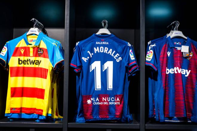 Equipaciones del Levante UD con el logo 'La Nucía Ciudad del deporte'. (Foto: Levante UD)