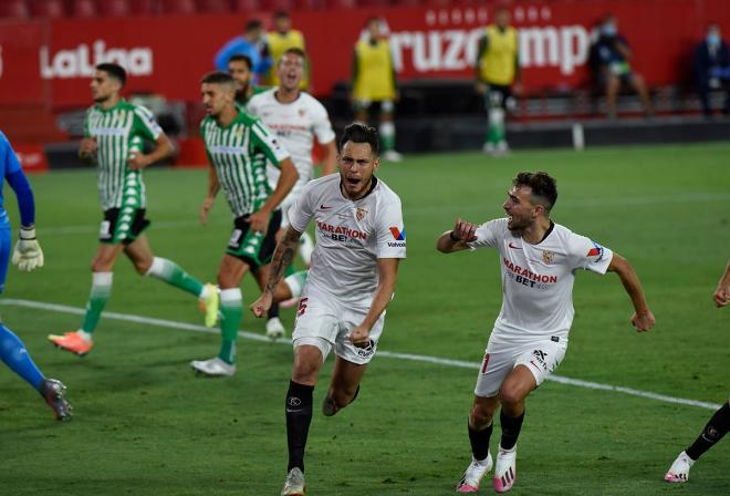 Lucas Ocampos celebra su gol en el Sevilla-Betis (Foto: Kiko Hurtado).
