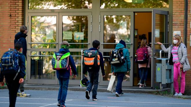 Varios niños entran en el colegio en el regreso de las clases en Alemania.