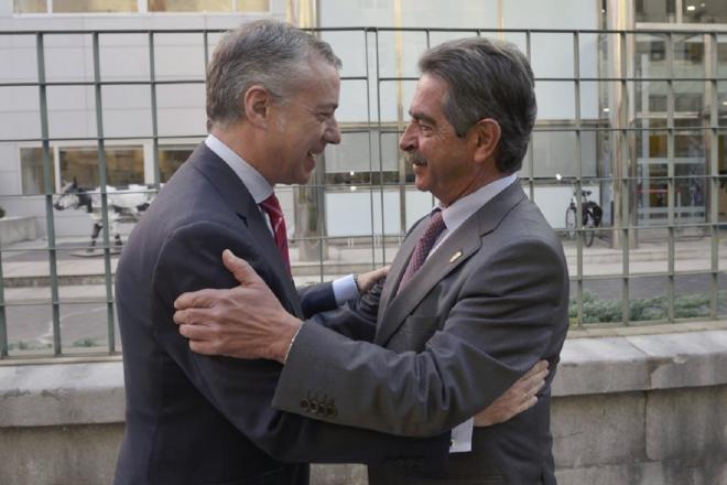 Íñigo Urkullu y Miguel Ángel Revilla, en un acto público (Foto: EFE).