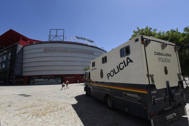 Dispositivo de seguridad en el Sánchez-Pizjuán para un partido del Sevilla (Foto: Kiko Hurtado).