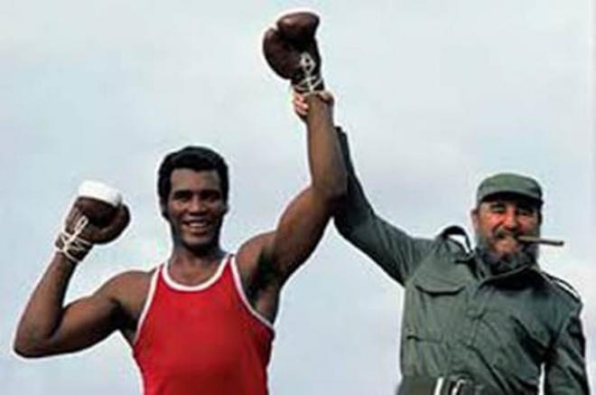 Fidel Castro alza el puño del boxeador cubano Teófilo Stevenson.