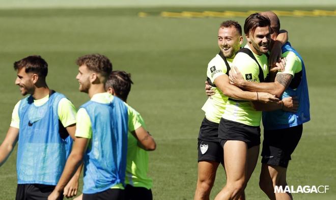 Varios jugadores del Málaga se abrazan en el entrenamiento de este jueves (Foto: Málaga CF).