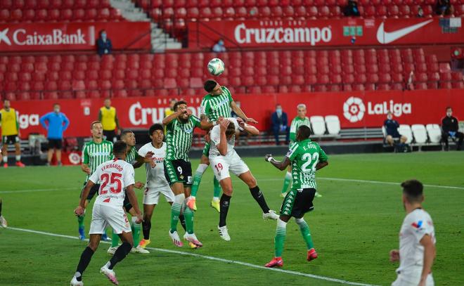 Acción del penalti de Bartra a De Jong en el derbi. (Foto: Kiko Hurtado).