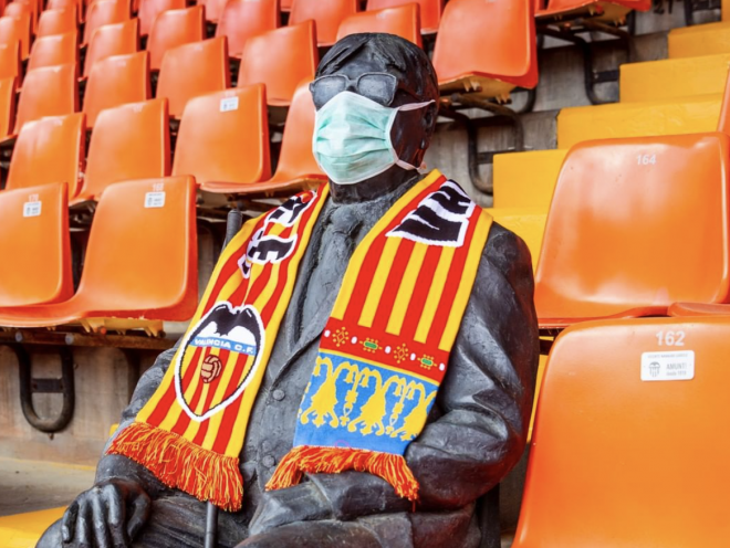 Estatua de Mestalla con mascarilla después de estallar la bomba biológica