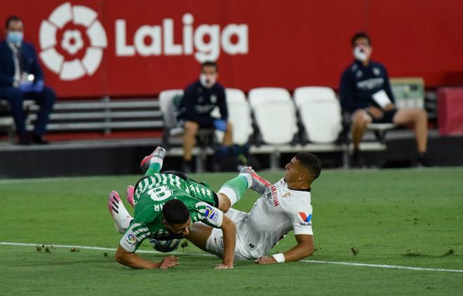 Fekir pugna con Diego Carlos en el Sevilla-Betis (Foto: Kiko HUrtado).