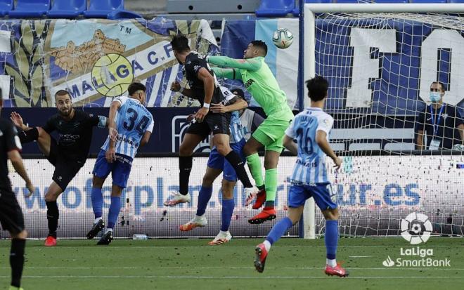 Munir, en la acción que supuso el gol de Rafa Mir ante el Huesca (Foto: LaLiga).