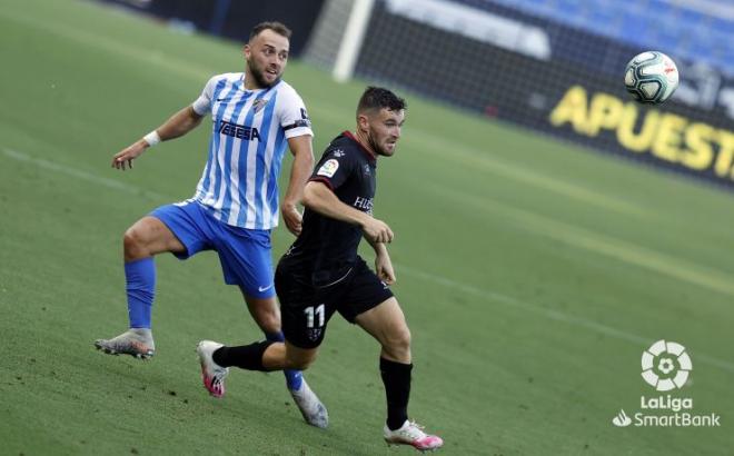 Keidi Bare protagoniza un lance durante el encuentro entre el Málaga y el Huesca (Fotos: LaLiga).