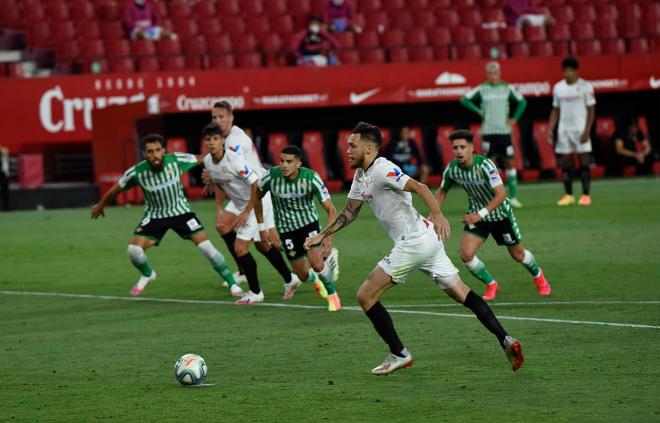 Ocampos chuta para marcar el primer gol del derbi (Foto: Kiko Hurtado).