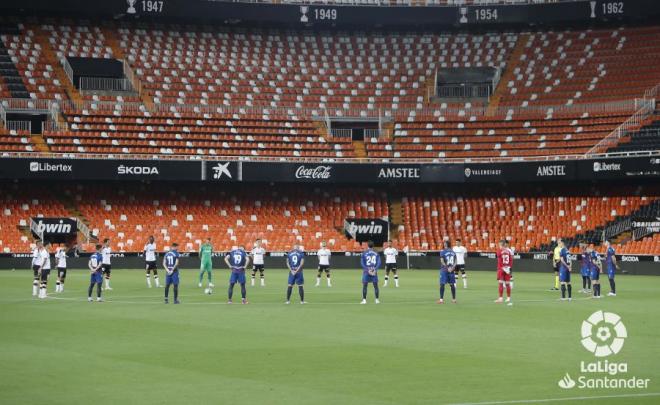 Minuto de silencio en Mestalla (Foto: LaLiga)