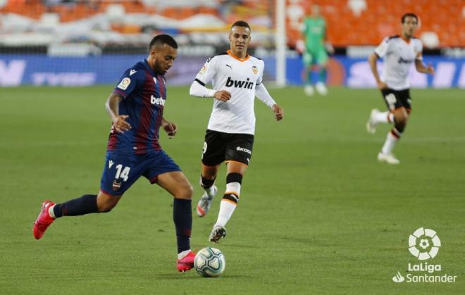 Rúben Vezo durante el derbi contra el Valencia CF en Mestalla. (Foto: LaLiga)