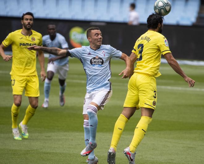 Aspas presiona a Albiol, que recibe el balón (Foto: LaLiga).