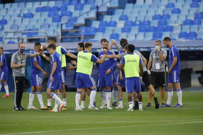 El Real Zaragoza calienta antes del partido (Foto: Daniel Marzo).