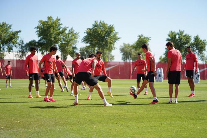 Los jugadores del Sevilla, en el entrenamiento de este sábado (Foto: SFC).