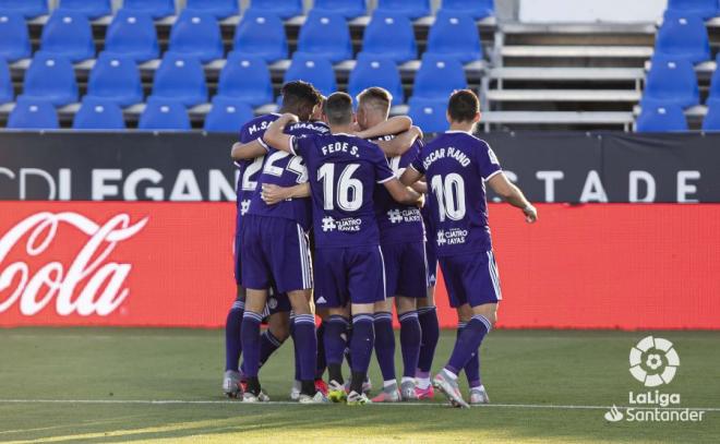 Los jugadores del Real Valladolid, tras el gol de Rubén Alcaraz (Foto: LaLiga).