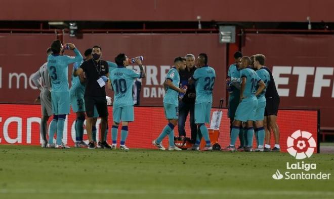 Los jugadores del Barcelona, en la pausa de hidratación (Foto: LaLiga).