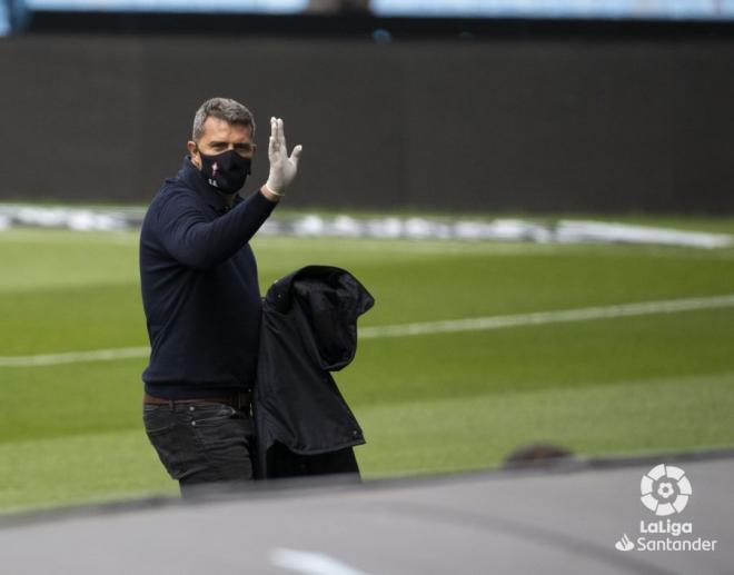 Óscar García, con la mascarilla, saluda a la prensa antes del duelo frente al Villarreal (Foto: L