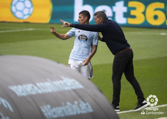 Óscar García le da instrucciones a Lucas Olaza en el duelo frente al Villarreal (Foto: LaLiga).