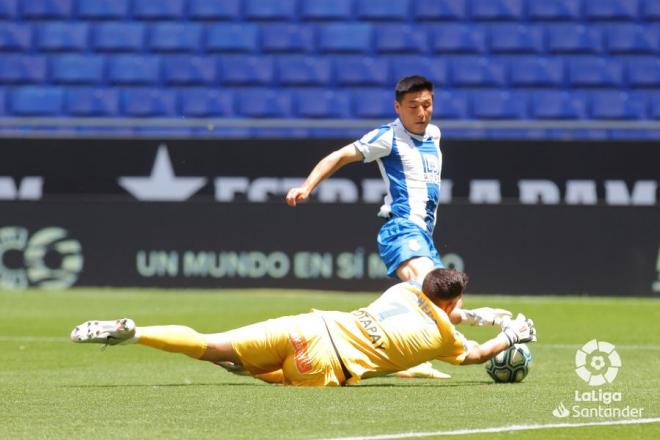 Pacheco atrapa un balón ante Wu Lei (Foto: LaLiga).