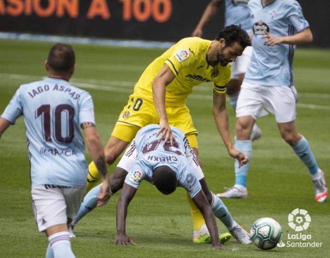 Pape Cheikh intenta arrebatarle el esférico a Iborra (Foto: LaLiga).