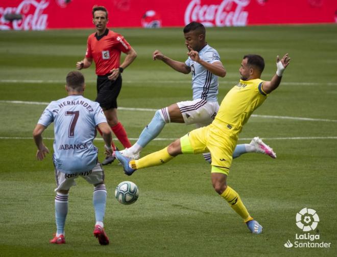 Rafinha intenta hacerse con el esférico (Foto: LaLiga).