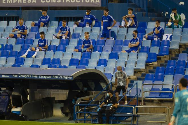 Distancia de seguridad entre futbolistas del Real Zaragoza en el banquillo (Foto: Daniel Marzo).