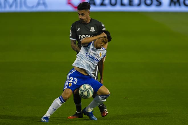 Shinji Kagawa intenta mantener la posesión del balón ante el Alcorcón (Fto: Daniel Marzo).