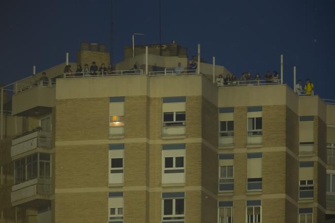 Una decena de aficionados siguen el partido desde una de las azoteas cercanas a La Romareda (Foto: Dani Marzo).