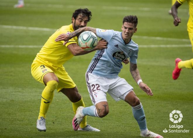 Santi Mina intenta zafarse de la presión rival (Foto: LaLiga).