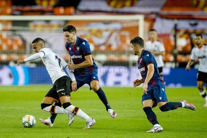 Vukcevic y Bardhi en el partido contra el Valencia CF en Mestalla. (Foto: LaLiga)
