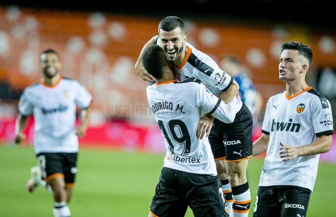 Gayà celebra el gol de Rodrigo en el Valencia-Levante (Foto: Valencia CF)