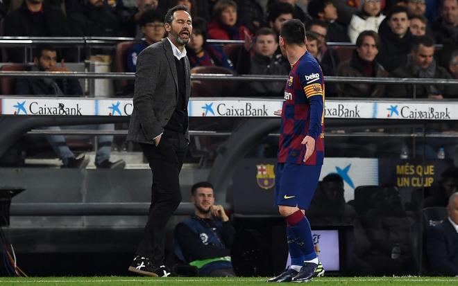 Vicente Moreno y Leo Messi discuten en el Barcelona-Mallorca de la primera vuelta.
