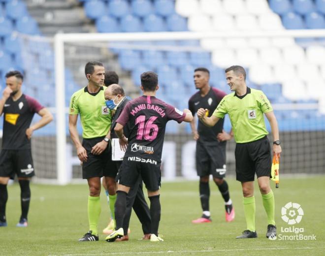 Manu García saluda a Ais Reig tras el Dépor-Sporting (Foto: LaLiga).