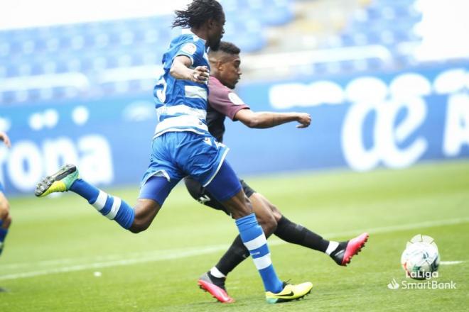 Abdoulaye Ba presiona a Murilo en el Dépor-Sporting (Foto: LaLiga).